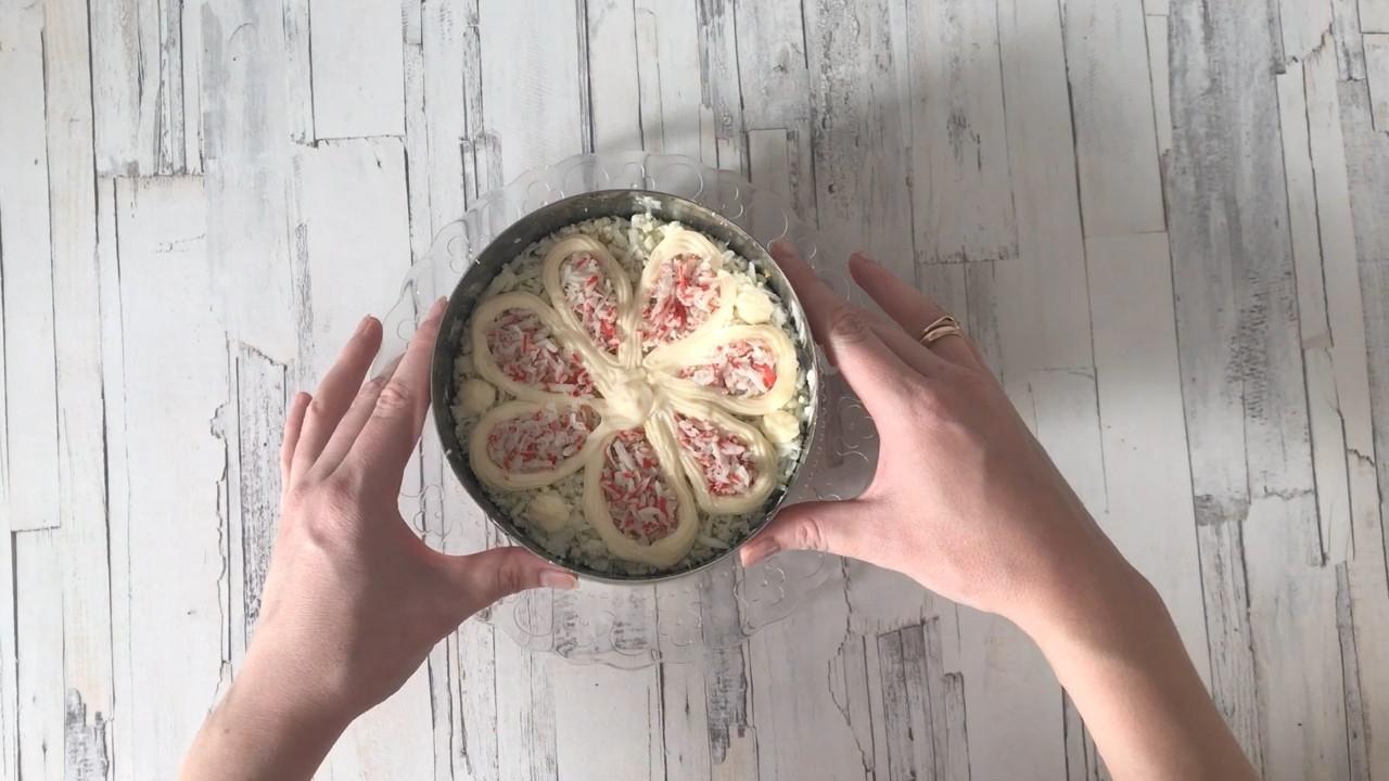 Шаг 10 приготовления Салат с плавленым сыром и крабовыми палочками
