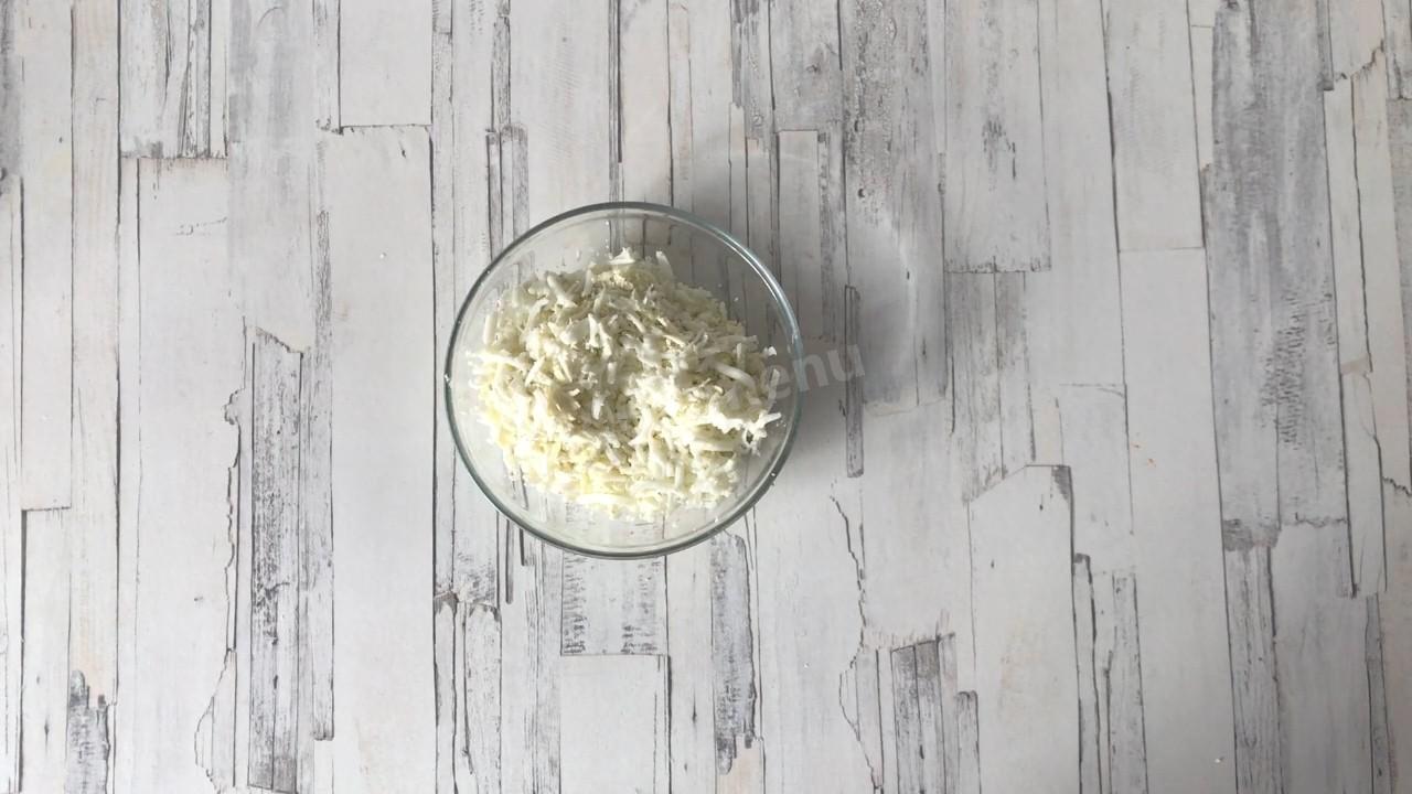 Шаг 2 приготовления Салат с плавленым сыром и крабовыми палочками