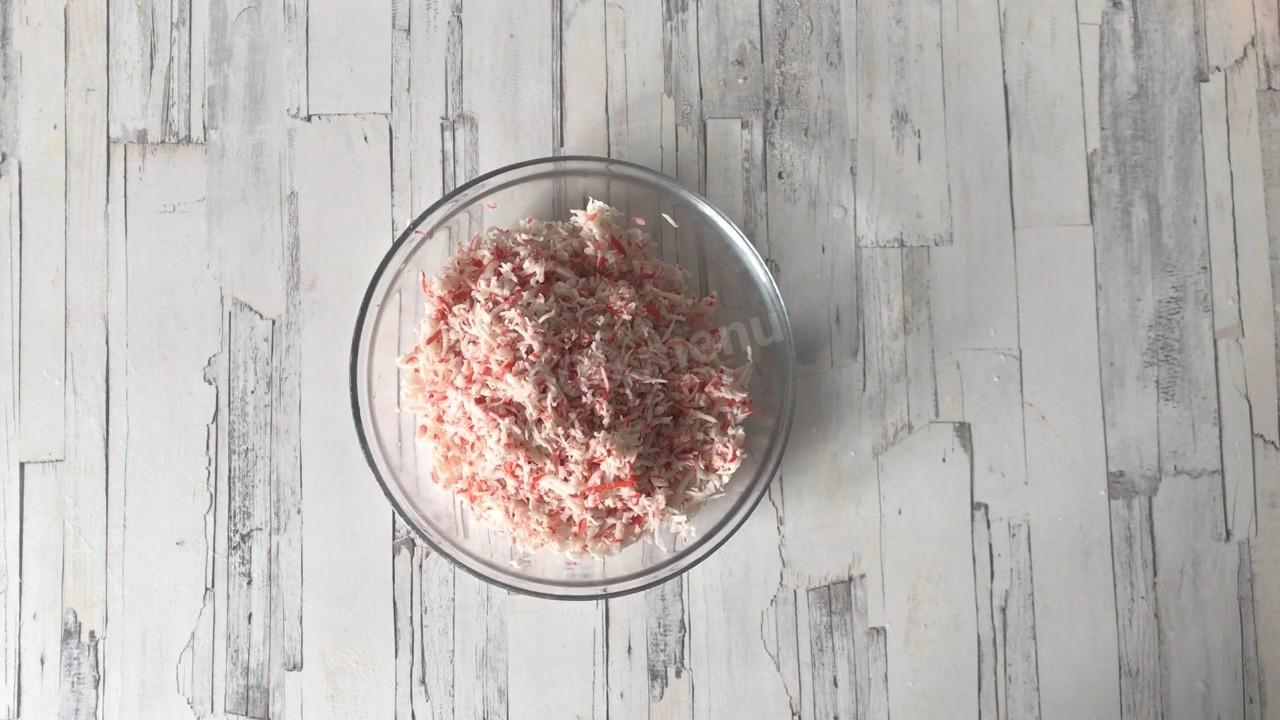 Шаг 4 приготовления Салат с плавленым сыром и крабовыми палочками