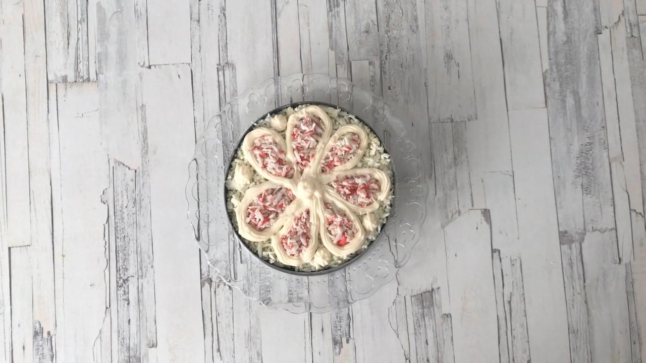 Шаг 9 приготовления Салат с плавленым сыром и крабовыми палочками