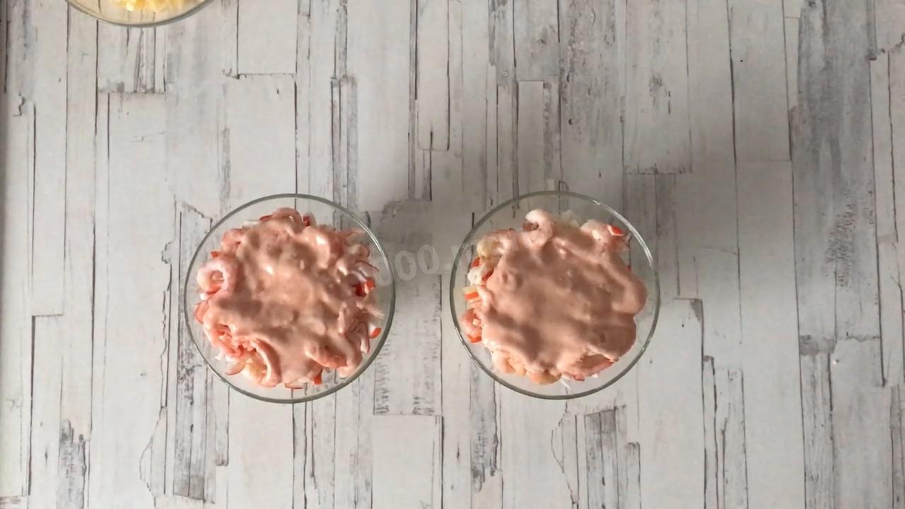 Шаг 11 приготовления Салат коктейль с сыром креветками и ананасами