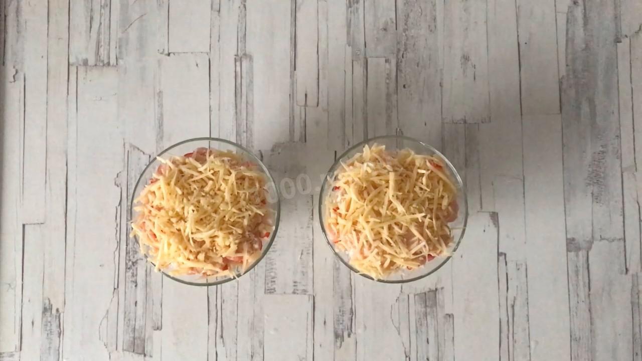 Шаг 12 приготовления Салат коктейль с сыром креветками и ананасами