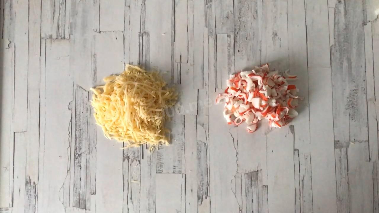 Шаг 2 приготовления Салат коктейль с сыром креветками и ананасами