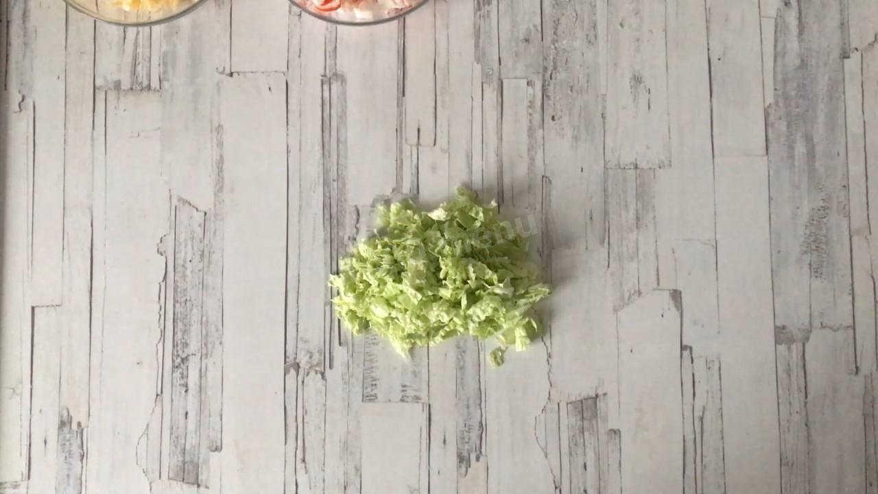 Шаг 3 приготовления Салат коктейль с сыром креветками и ананасами