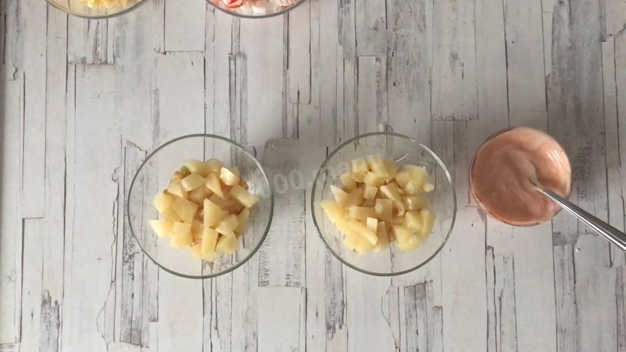 Шаг 8 приготовления Салат коктейль с сыром креветками и ананасами