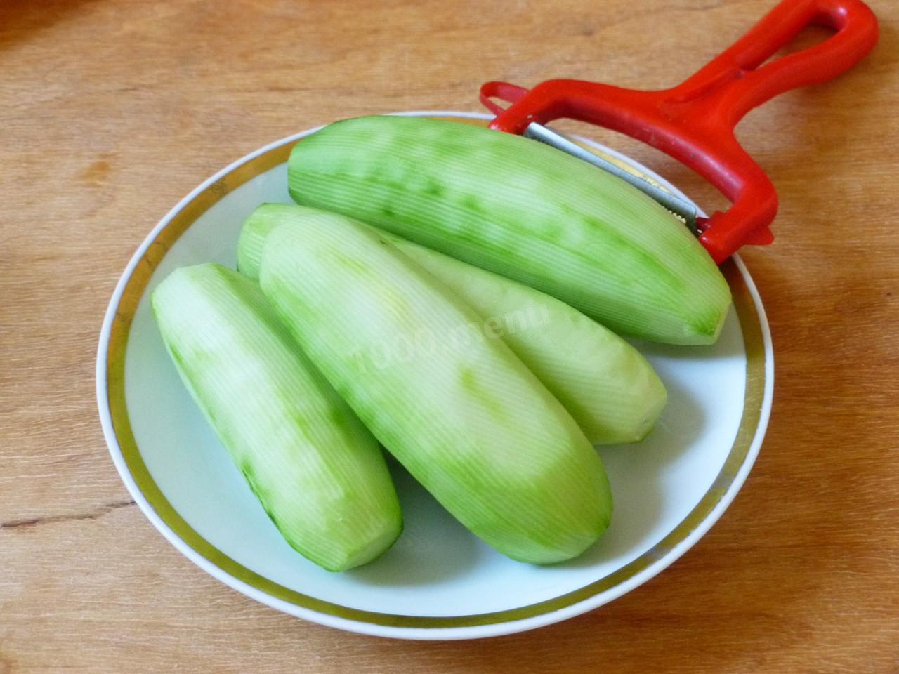 Шаг 5 приготовления Салат Нежность с курицей огурцом и сыром