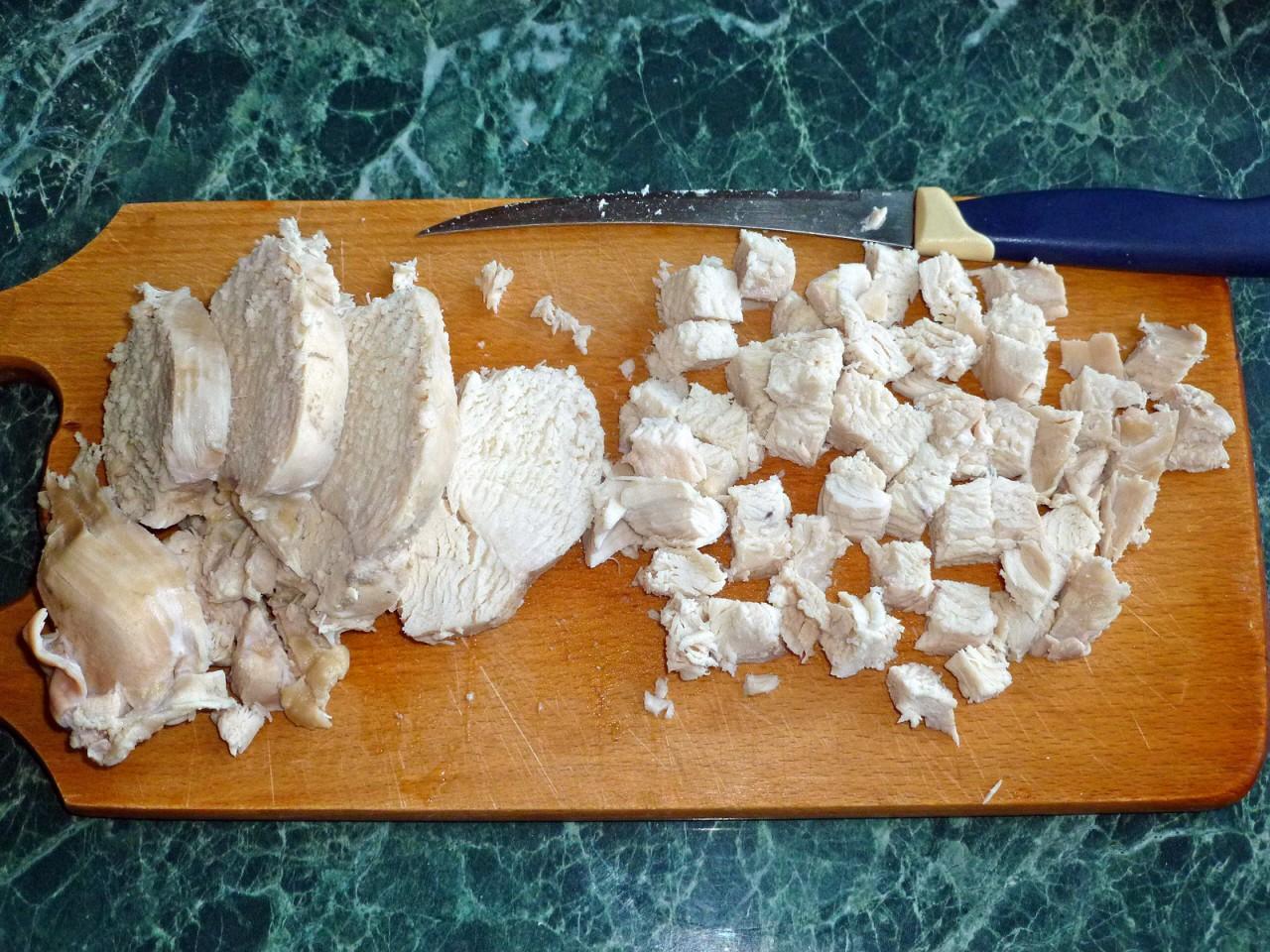 Шаг 9 приготовления Салат Нежность с курицей огурцом и сыром