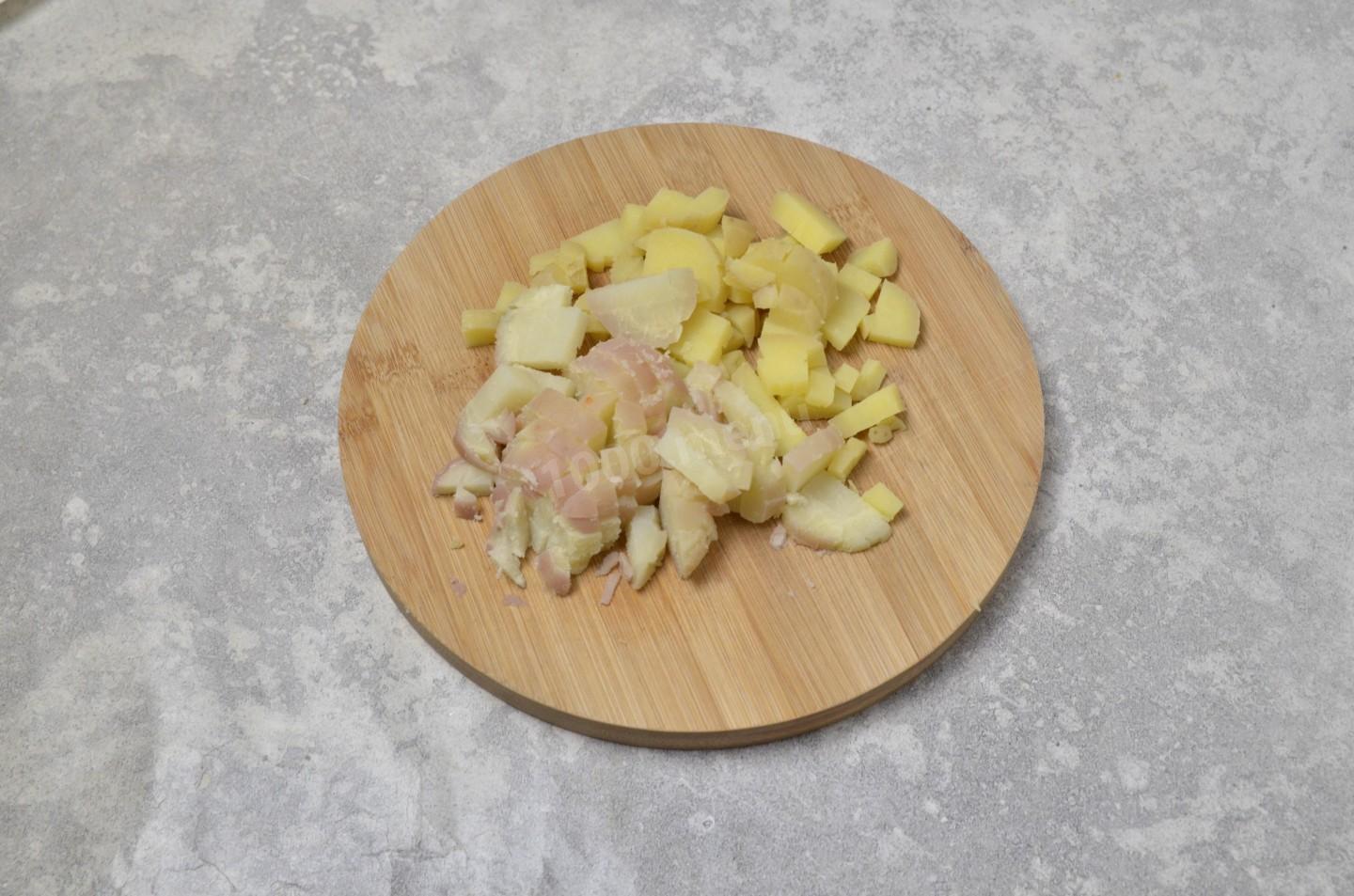 Шаг 3 приготовления Салат рыбный с картошкой классический