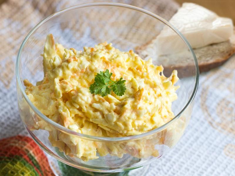 Обложка рецепта Салат с плавленным сыром яйцом и морковью