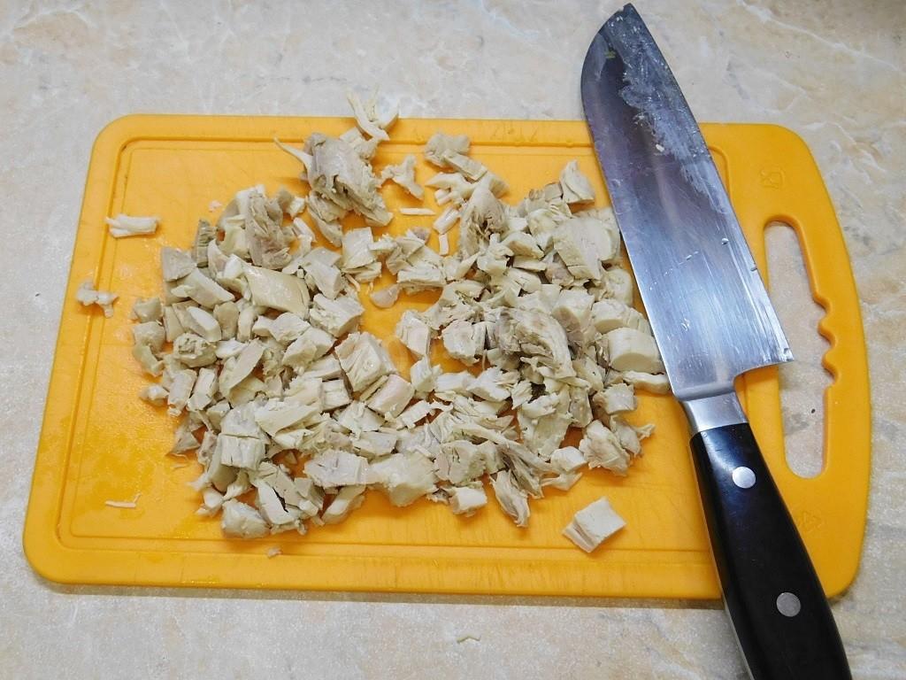 Шаг 1 приготовления Салат из курицы с пекинской капустой и кукурузой