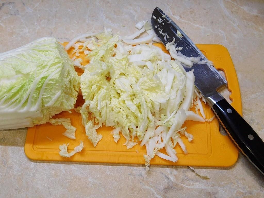 Шаг 2 приготовления Салат из курицы с пекинской капустой и кукурузой