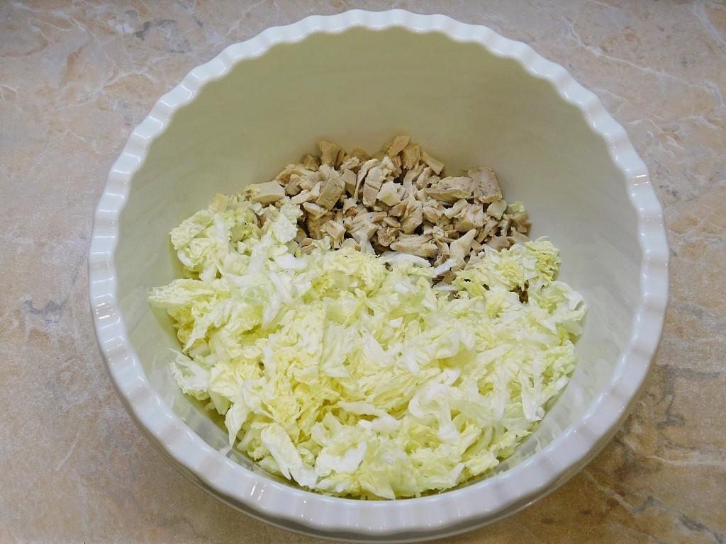 Шаг 3 приготовления Салат из курицы с пекинской капустой и кукурузой