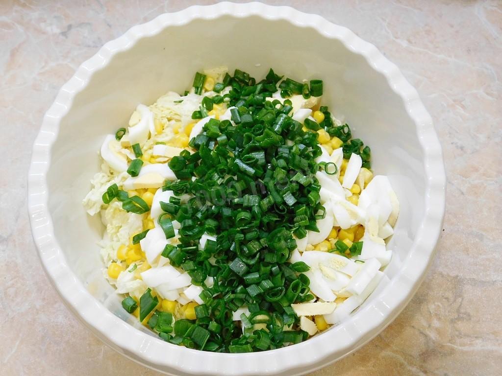 Шаг 5 приготовления Салат из курицы с пекинской капустой и кукурузой
