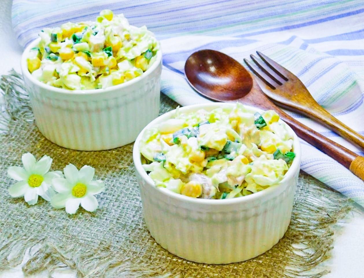 Обложка рецепта Салат из курицы с пекинской капустой и кукурузой
