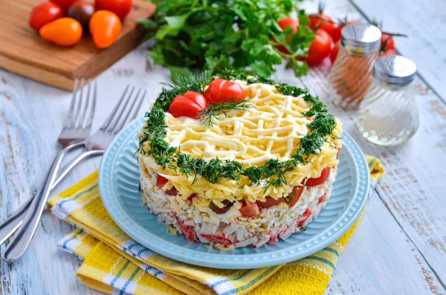 Шаг 6 приготовления Слоеный салат с крабовыми палочками