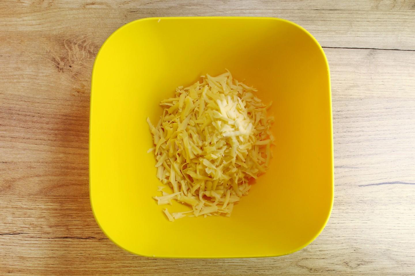 Шаг 2 приготовления Салат с копченой колбасой и сыром