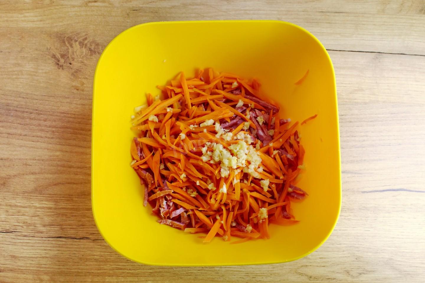 Шаг 5 приготовления Салат с копченой колбасой и сыром