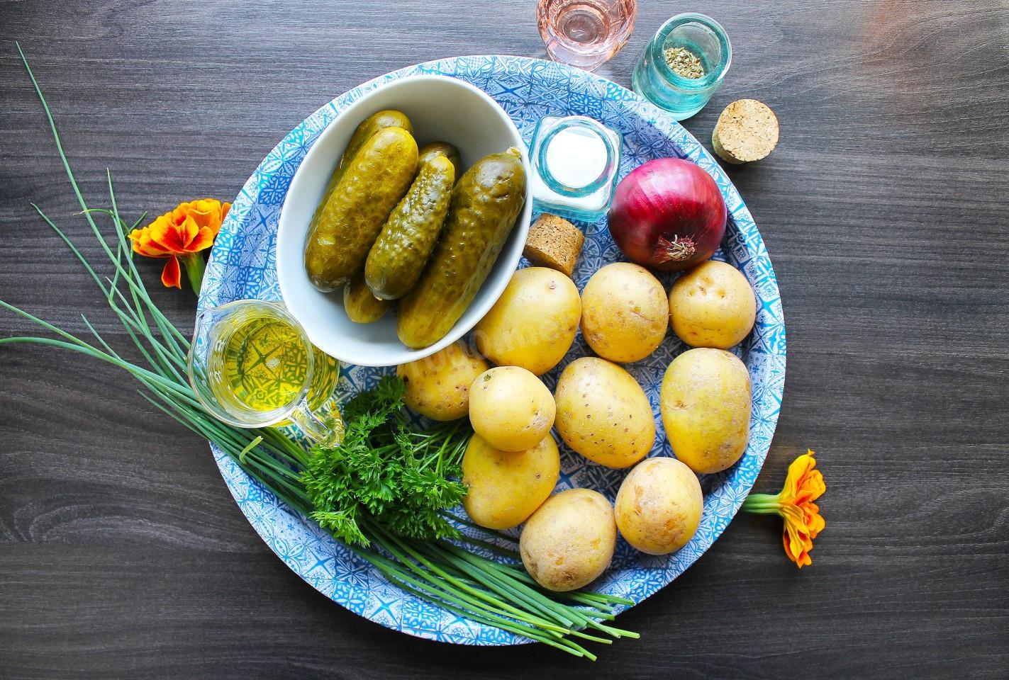 Шаг 1 приготовления Салат с картошкой и солеными огурцами
