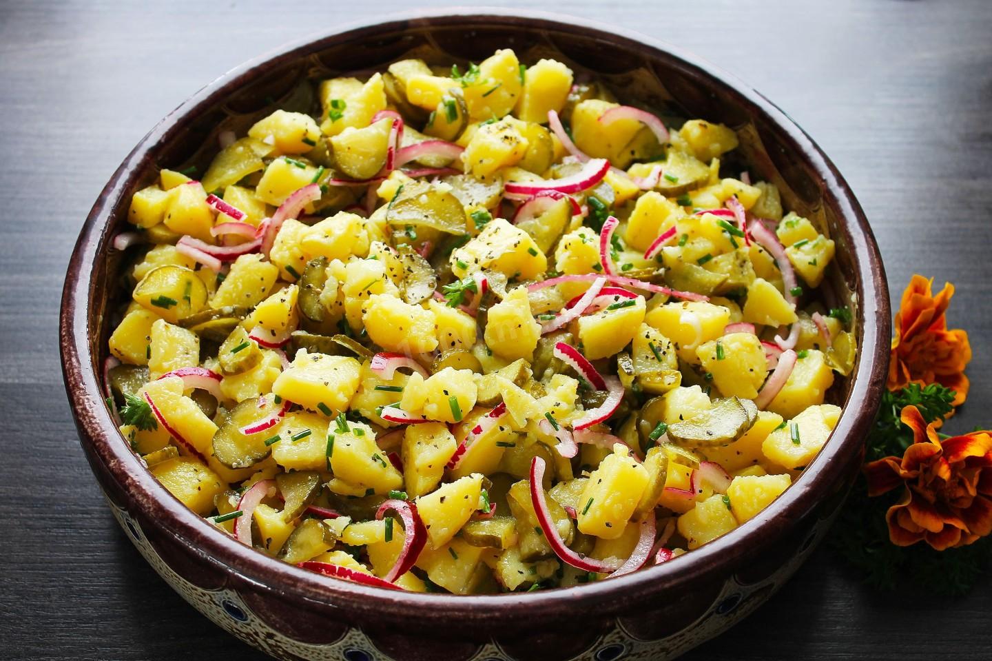 Шаг 11 приготовления Салат с картошкой и солеными огурцами