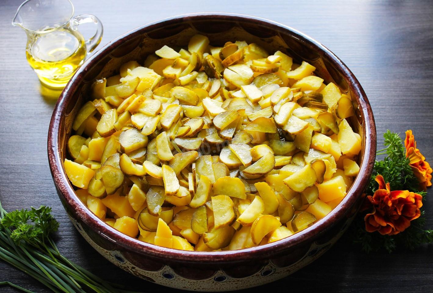 Шаг 7 приготовления Салат с картошкой и солеными огурцами