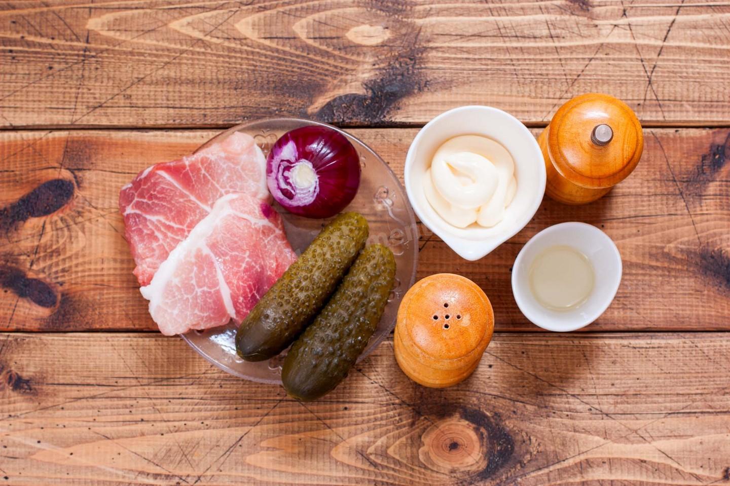Шаг 1 приготовления Салат с жареным мясом