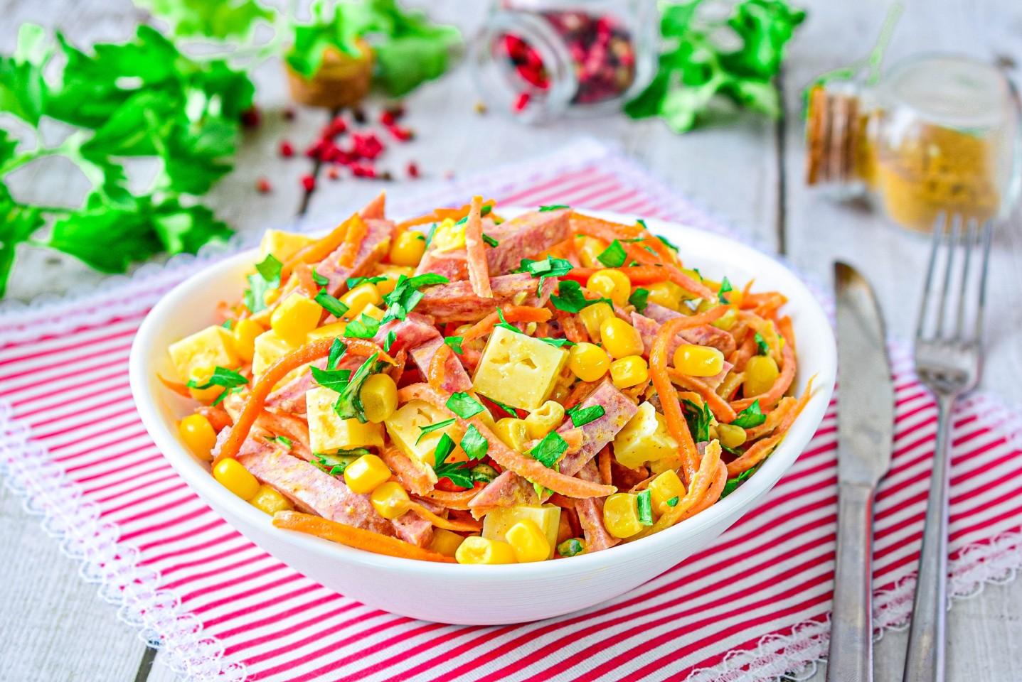 Обложка рецепта Салат корейская морковь кукуруза колбаса копченая