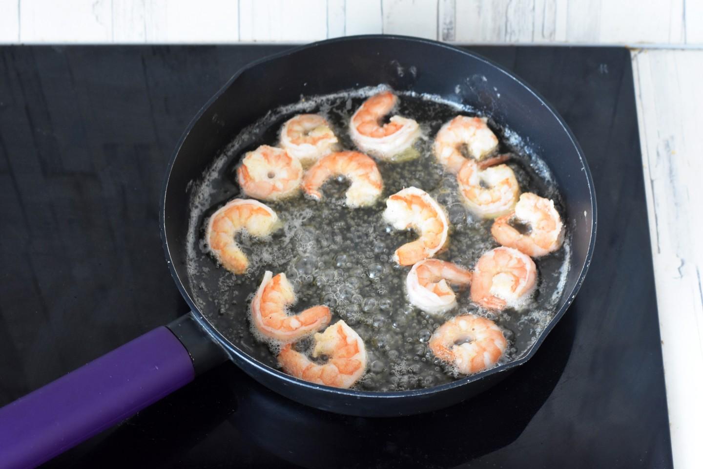 Шаг 8 приготовления Салат с королевскими креветками