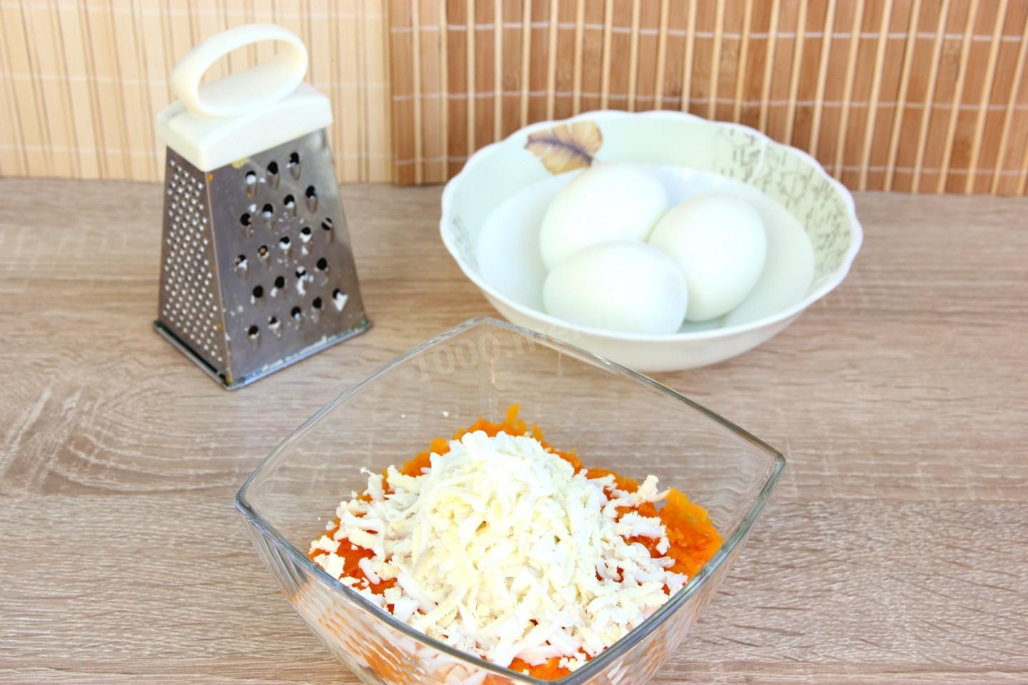 Шаг 11 приготовления Селедка под шубой с яблоком и яйцом классическая