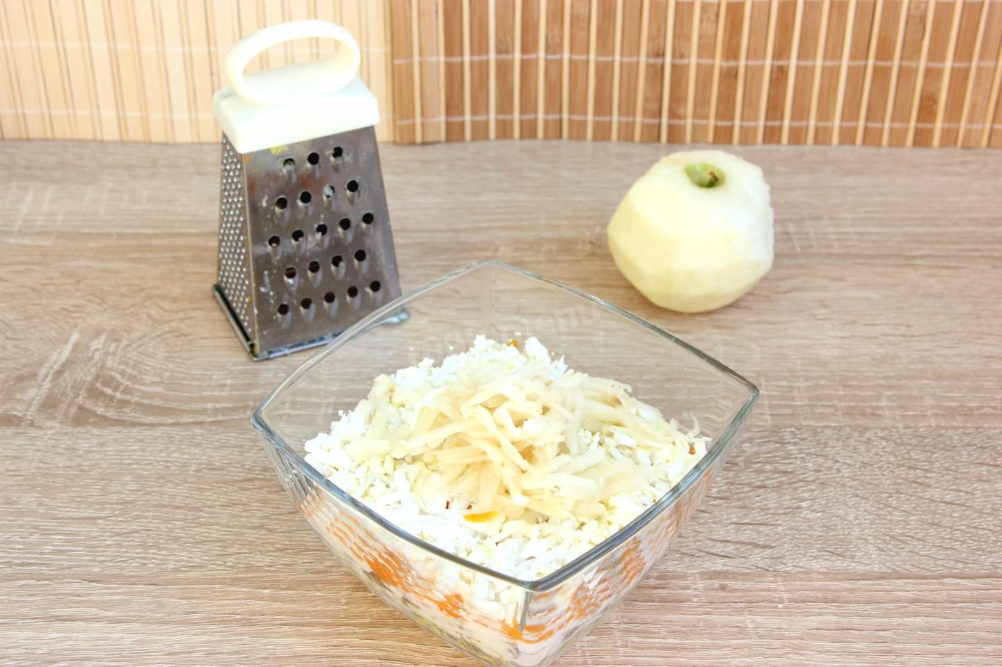 Шаг 12 приготовления Селедка под шубой с яблоком и яйцом классическая
