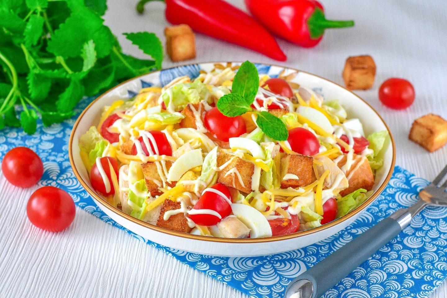 Шаг 10 приготовления Салат с курицей сухариками и сыром
