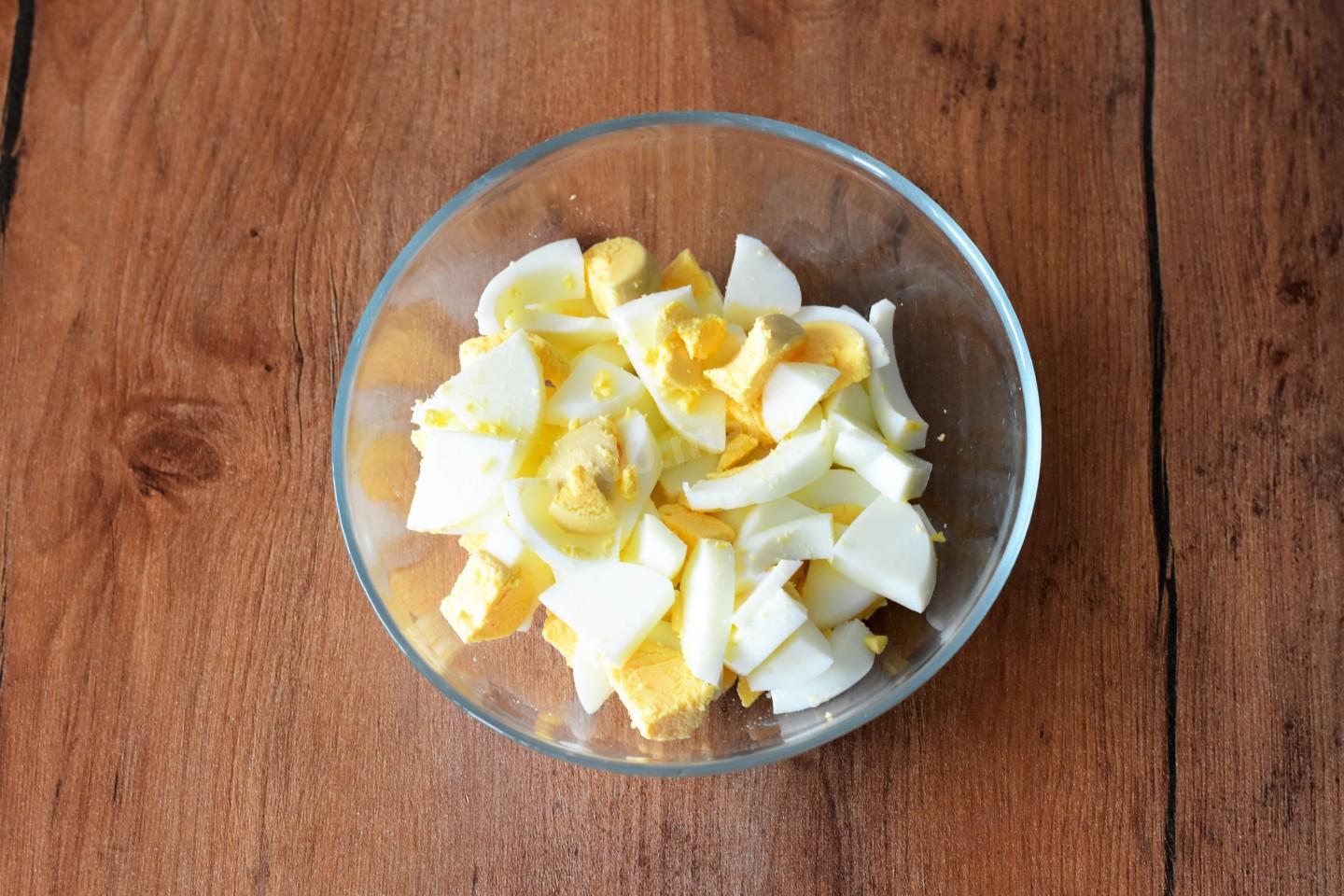 Шаг 5 приготовления Салат с курицей сухариками и сыром