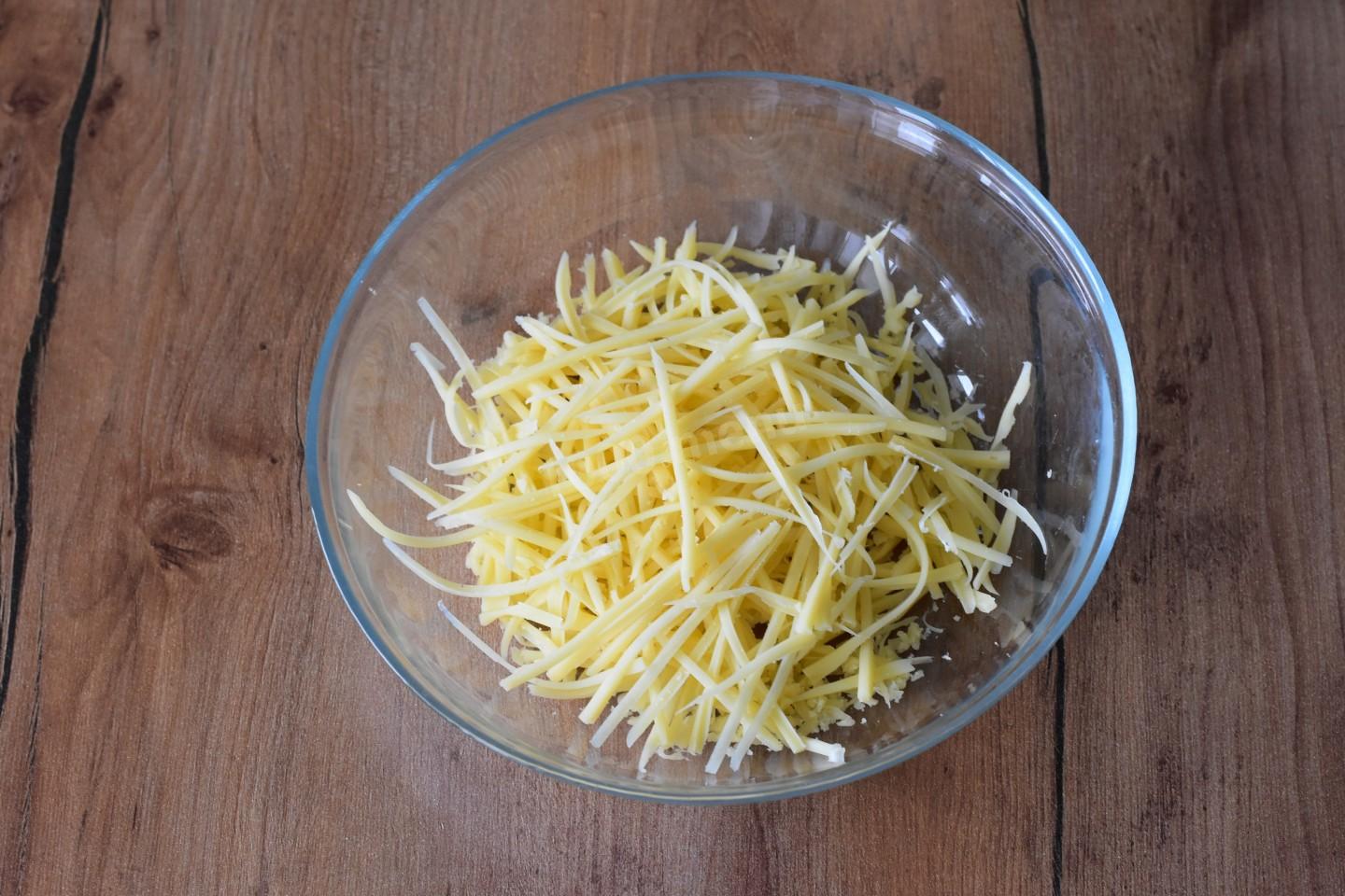 Шаг 7 приготовления Салат с курицей сухариками и сыром