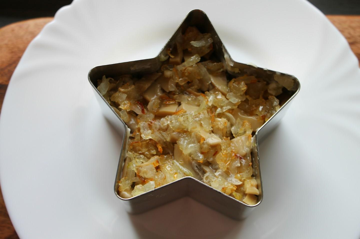 Шаг 10 приготовления Салат Викинг с ананасом и курицей