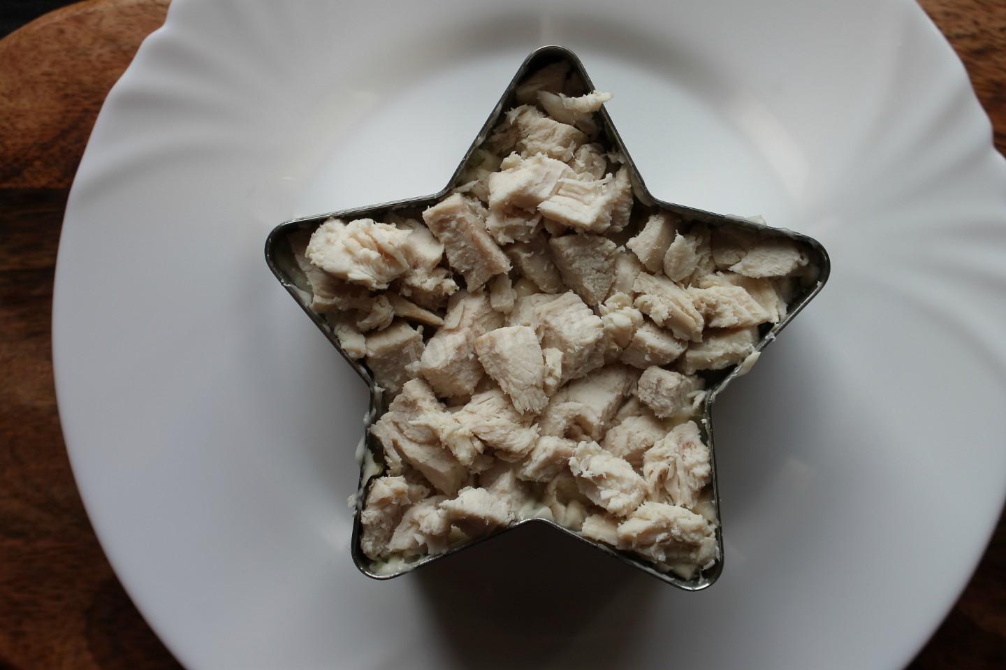 Шаг 11 приготовления Салат Викинг с ананасом и курицей