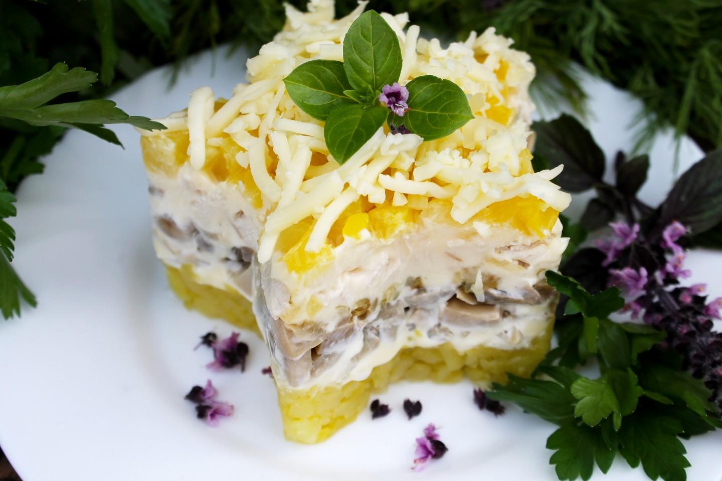 Шаг 14 приготовления Салат Викинг с ананасом и курицей