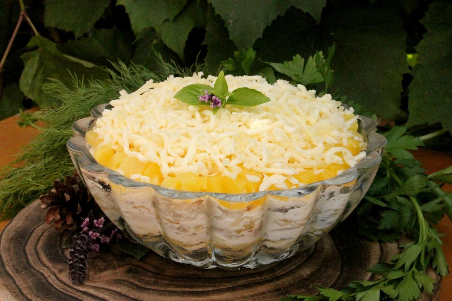 Шаг 16 приготовления Салат Викинг с ананасом и курицей