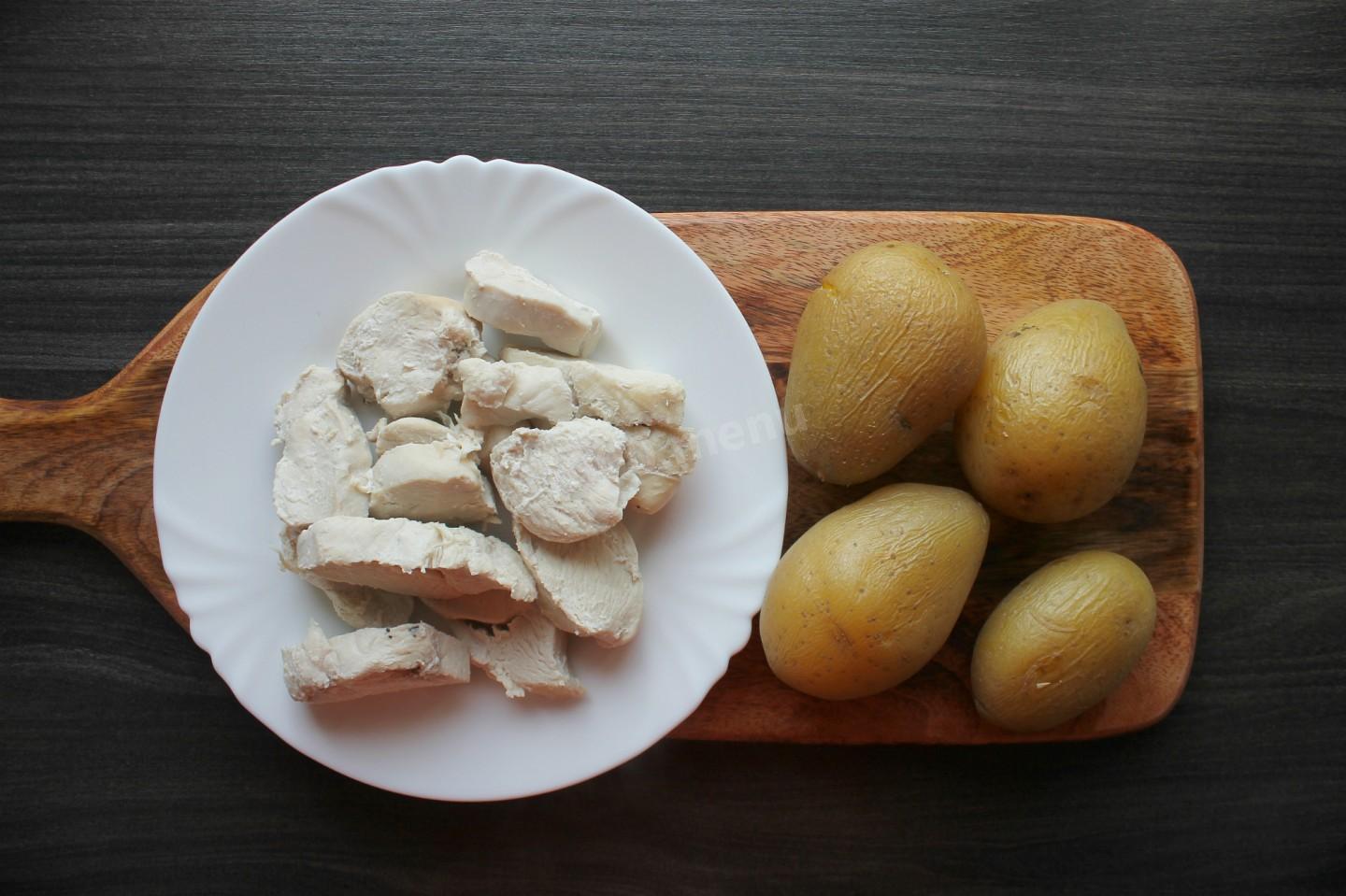 Шаг 4 приготовления Салат Викинг с ананасом и курицей