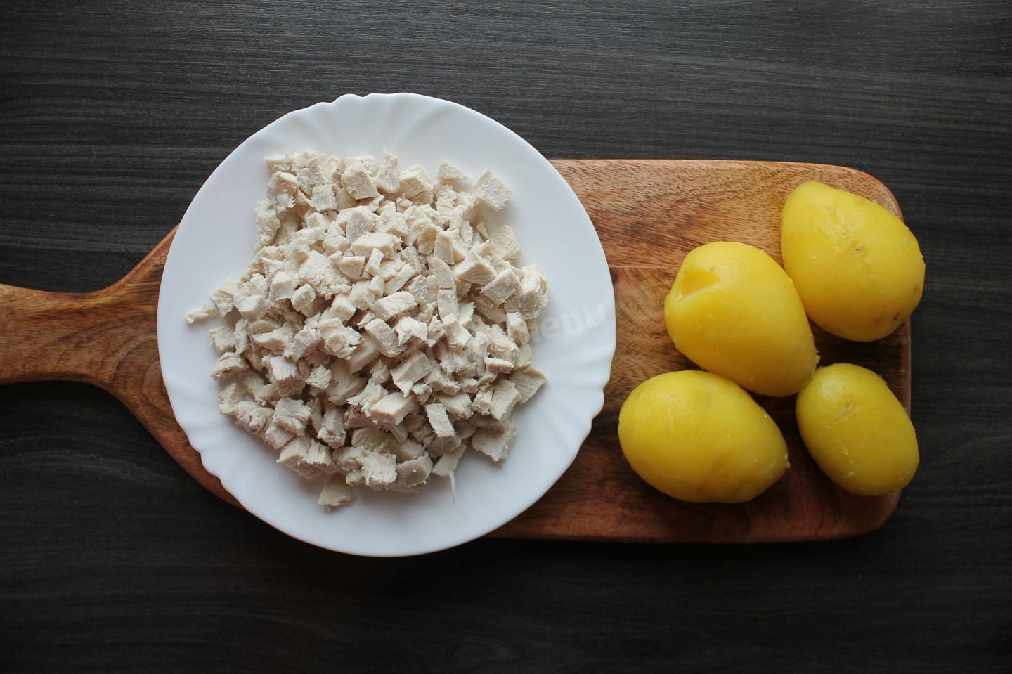Шаг 5 приготовления Салат Викинг с ананасом и курицей