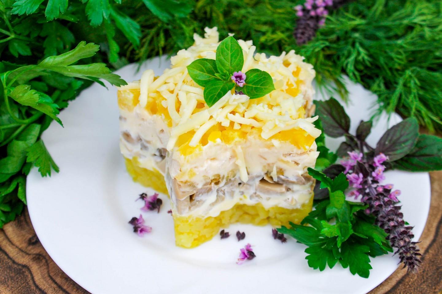 Обложка рецепта Салат Викинг с ананасом и курицей