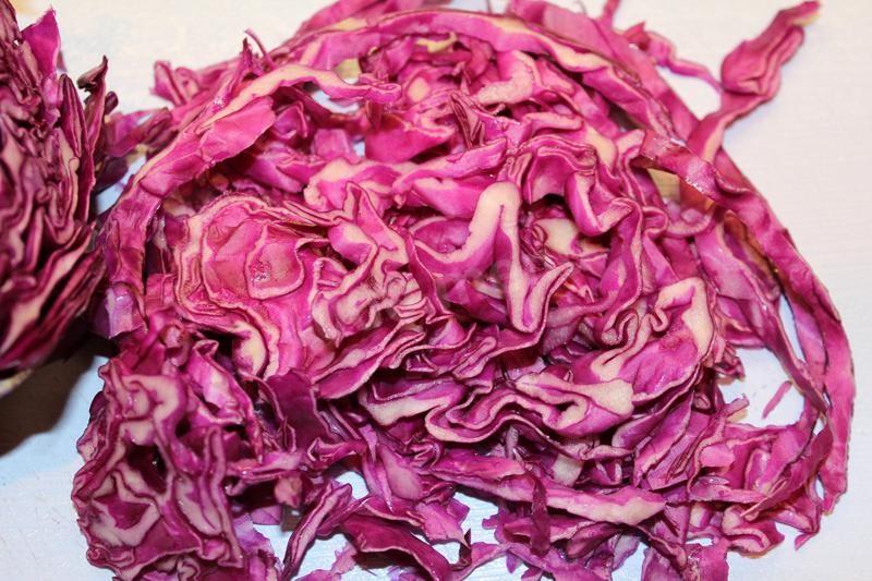Шаг 2 приготовления Салат из краснокочанной капусты с кукурузой