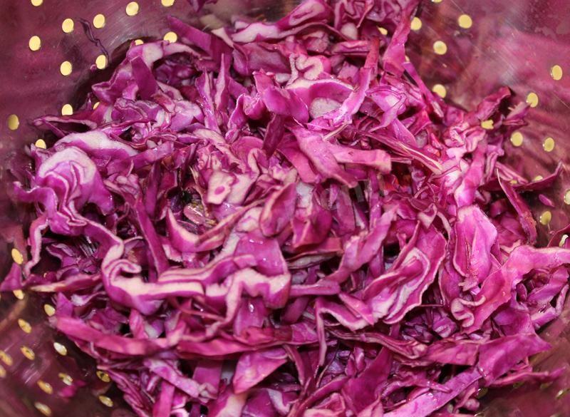 Шаг 3 приготовления Салат из краснокочанной капусты с кукурузой