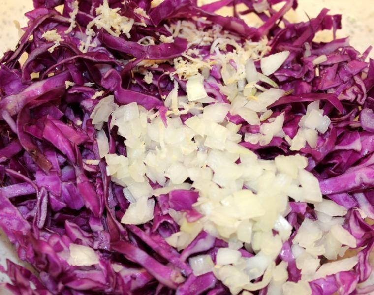 Шаг 5 приготовления Салат из краснокочанной капусты с кукурузой