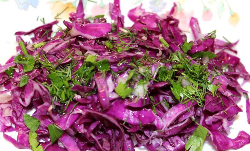 Шаг 6 приготовления Салат из краснокочанной капусты с кукурузой