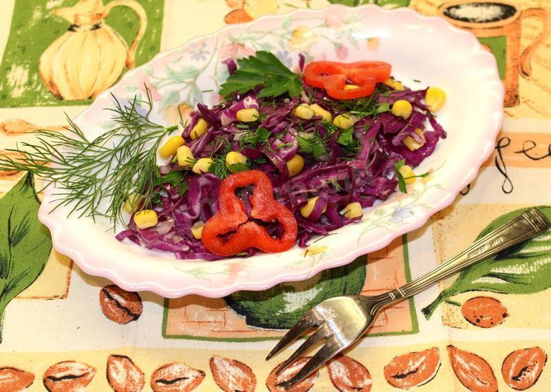 Шаг 7 приготовления Салат из краснокочанной капусты с кукурузой