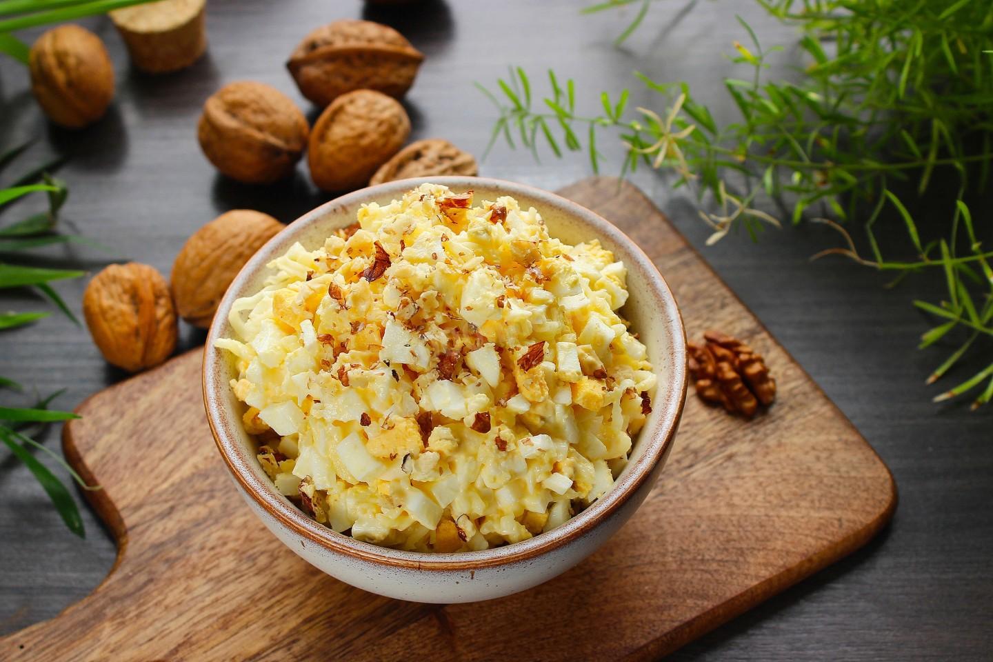 Шаг 9 приготовления Салат с яйцом и грецким орехом