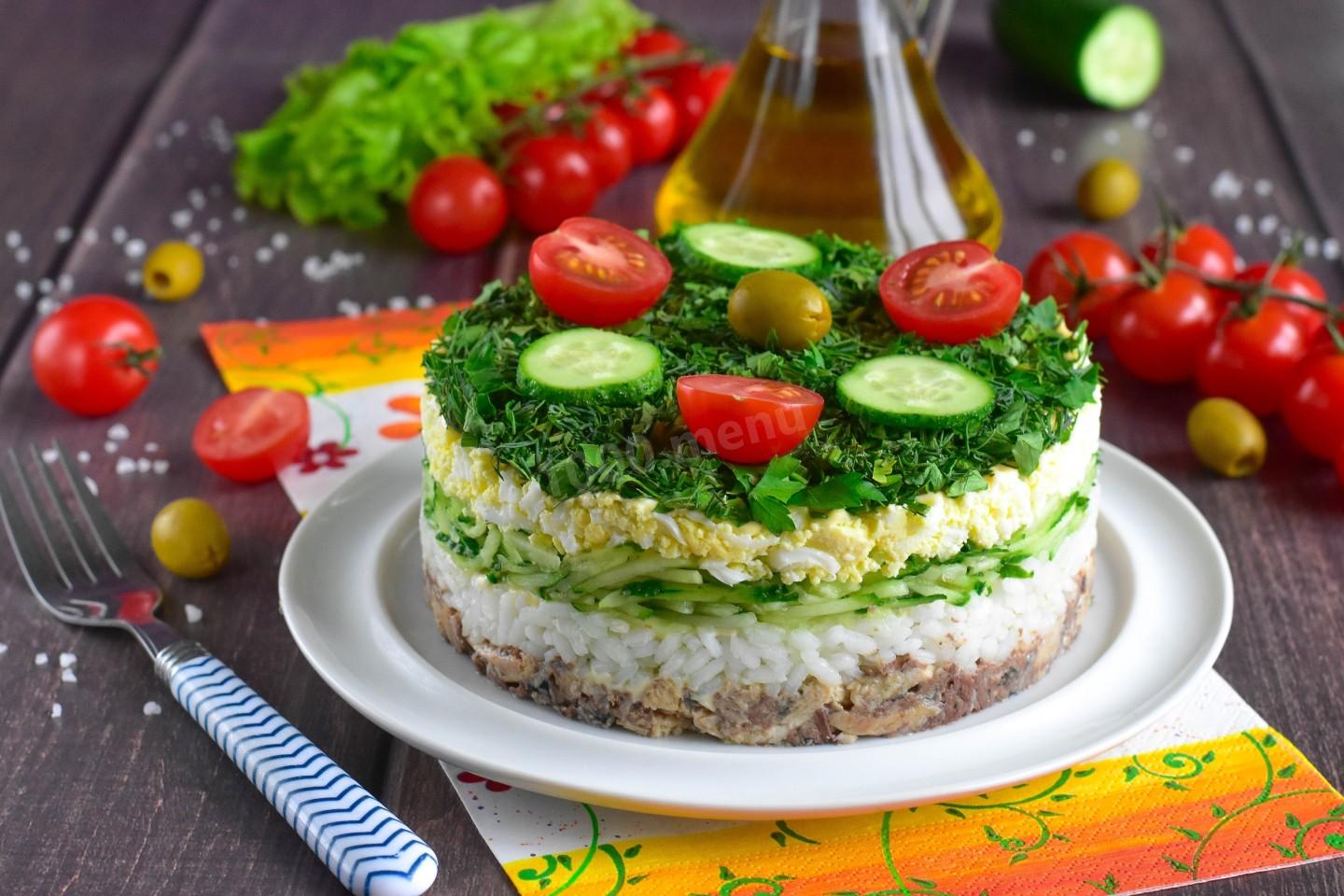 Шаг 12 приготовления Салат из рыбной консервы с рисом и яйцом