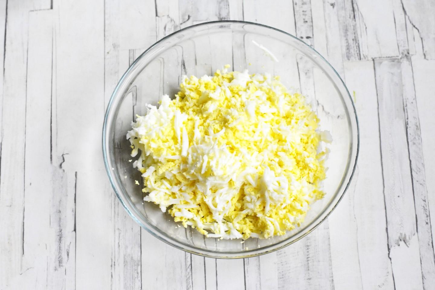 Шаг 5 приготовления Салат из рыбной консервы с рисом и яйцом
