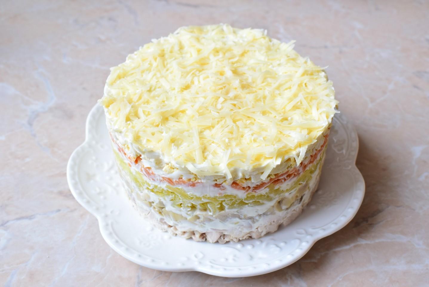 Шаг 9 приготовления Салат с курицей и грибами классический