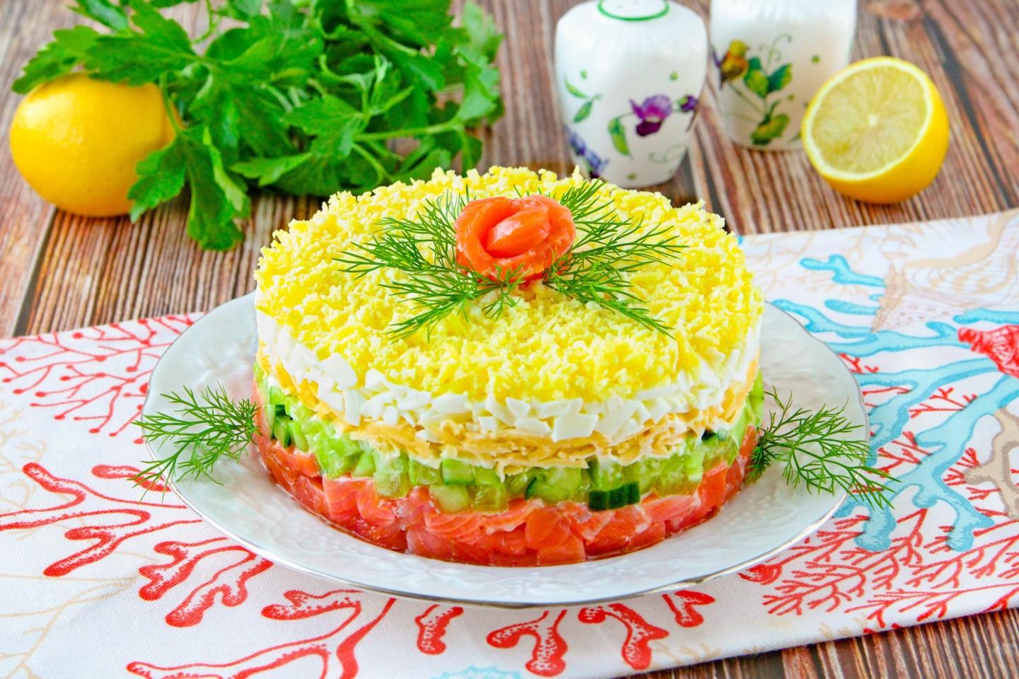 Обложка рецепта Салат с красной рыбой огурцом и сыром