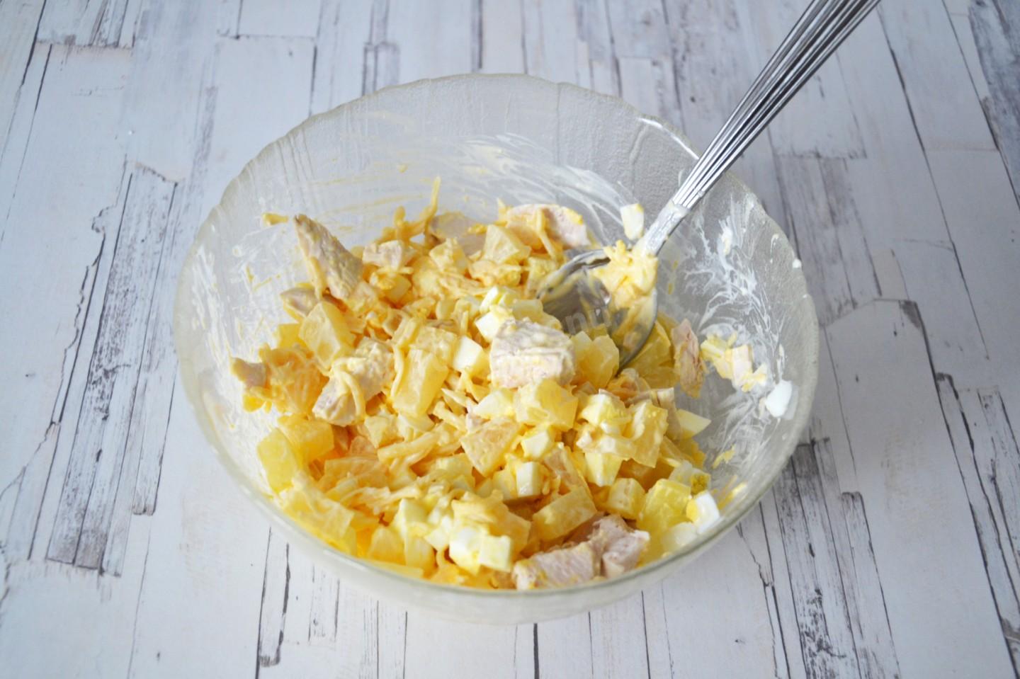Шаг 8 приготовления Салат Гавайский с курицей ананасами